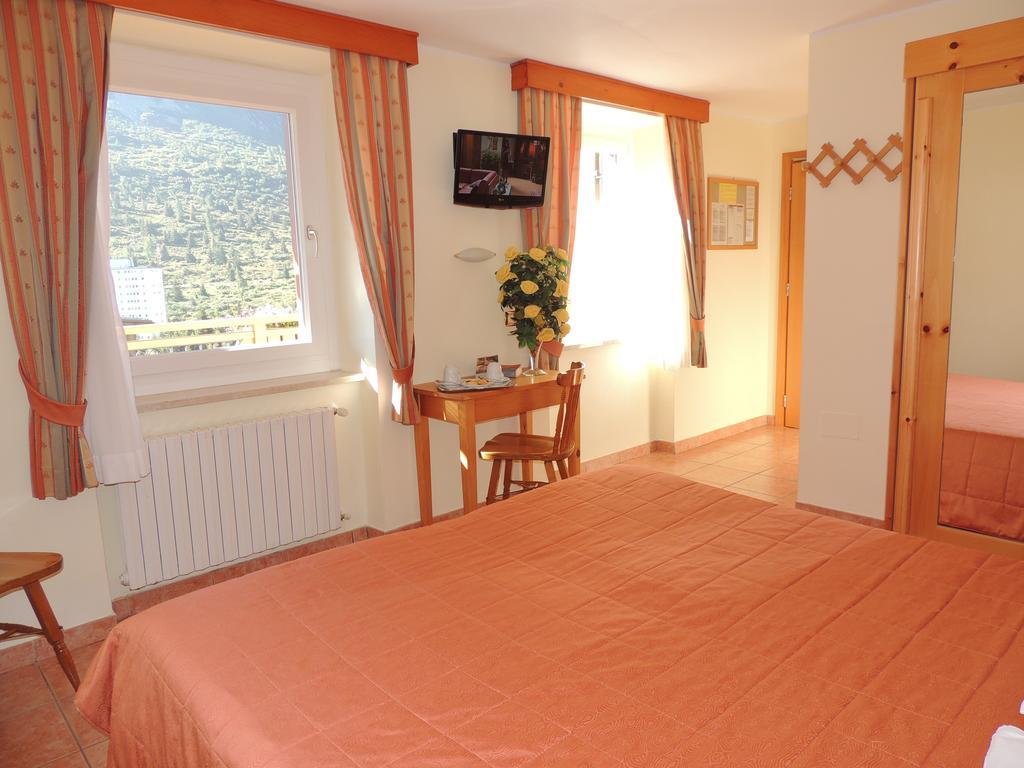 Albergo Eden Пасо дел Тонале Стая снимка
